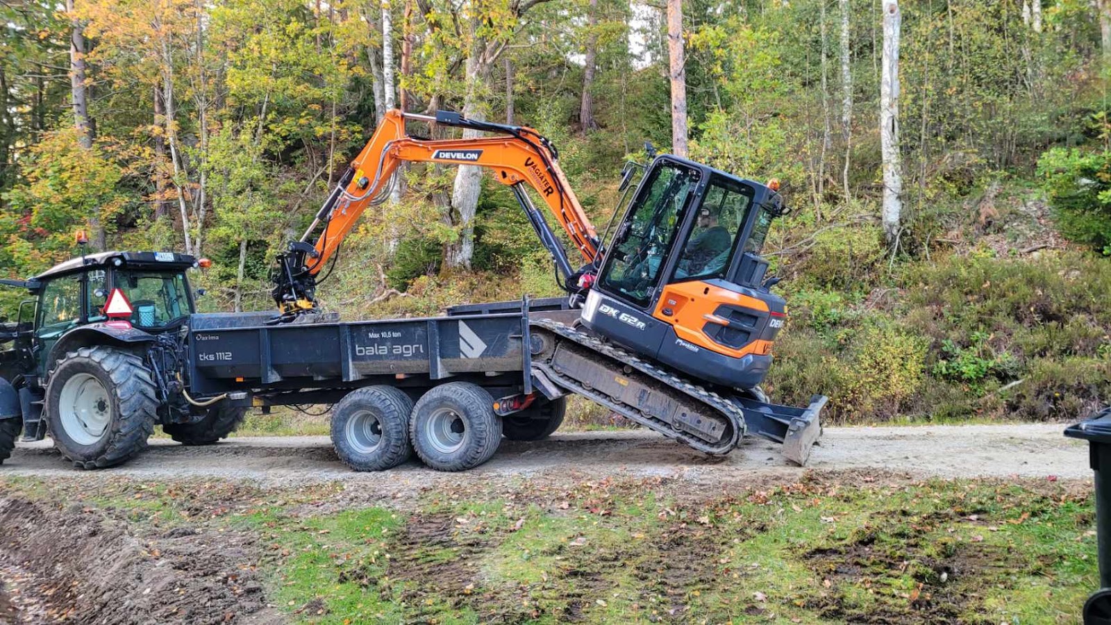 Grävmaskin på väg till nästa jobb